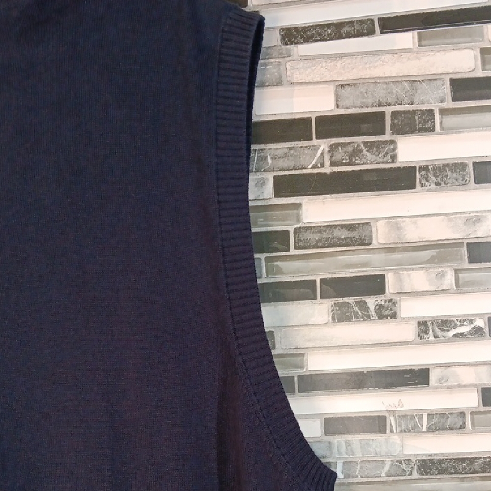 Tommy Hilfiger Men's Black and Gray Argyle Sweater Vest - Picture 7 of 11